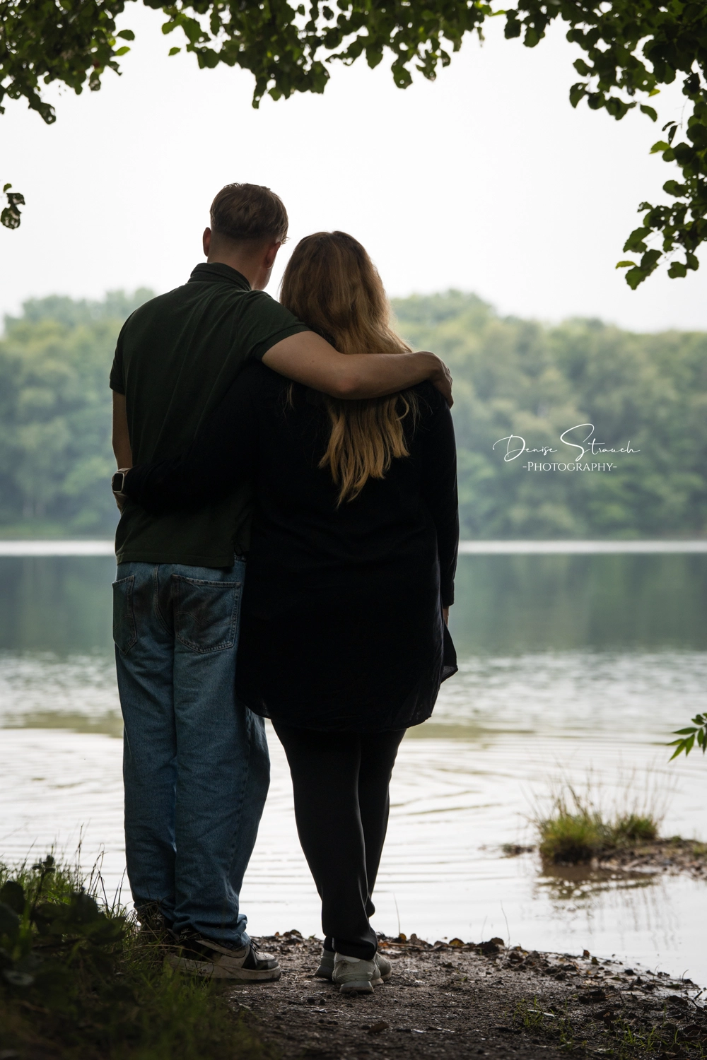 Eine Frau wird mit EMDR-Therapie behandelt, um ihr vergangenes Trauma zu bewältigen.